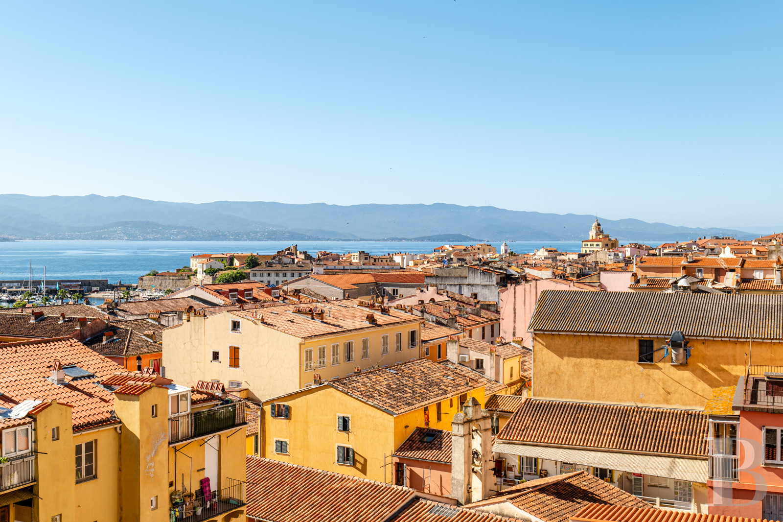 En Corse, dans le centre historique d’Ajaccio, un appartement lumineux avec une large vue sur le golfe - photo  n°3