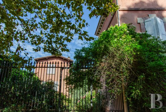 rhones-alpes - Au sud de Lyon, dans un village réputé pour son patrimoine remarquable et son vignoble,
 une propriété du 18e s. avec quatre maisons, un parc aux arbres protégés et une piscine
