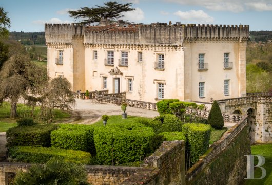 poitou-charentes - Dominant la vallée de la Charente, aux confins de l'Angoumois et de la Toscane charentaise,  un château du 17e s., ses terrasses IMH, ses dépendances, son parc de 8 ha et sa source