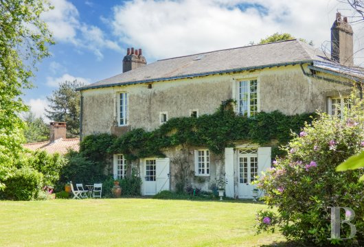 pays-de-loire - An 18th-century house with outbuildings, a swimming pool, a pond and 3.8 hectares of grounds, nestled halfway between the city of Nantes and the Atlantic coast