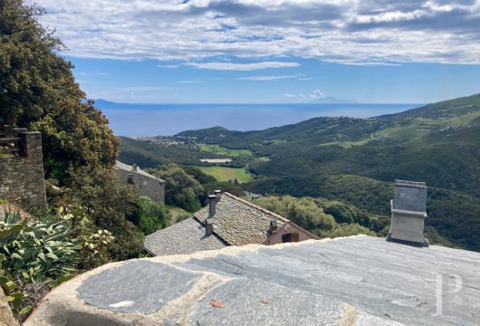 corse - À l'est du cap Corse, à 1 h de Bastia, une maison de village rénovée avec vue mer