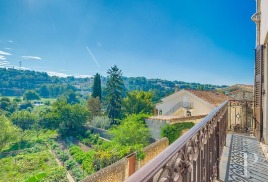 provence-cote-dazur - An 18th century house in the village of Valensole, with a roof terrace between the Alps and Le Verdon