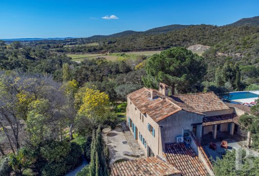 paca - En Provence, face aux îles d'Or et au pied du massif des Maures, en position dominante, sur un terrain de 2 ha, une maison rénovée avec piscine et vue sur mer