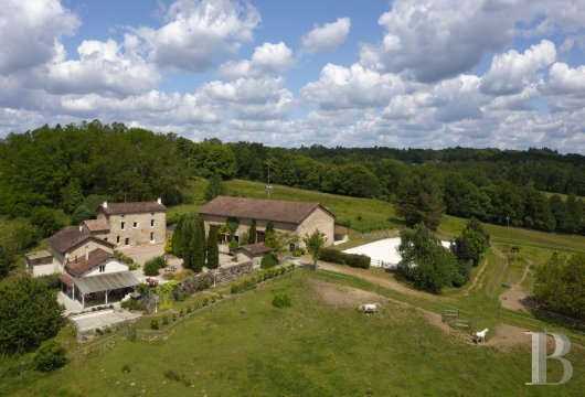 aquitaine - In the Périgord vert region, surrounded by 14 hectares of pastures and woods,  an equestrian property ideal for horseback riders and hosting traineeships