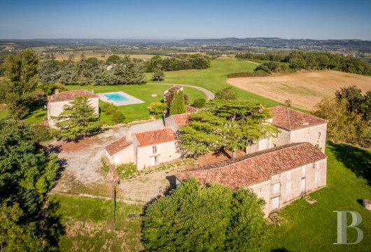 aquitaine - A 16th-century hamlet in need of a renovation, with a swimming pool, 23 hectares of grounds including 4 hectares of vineyards, overlooking the Garonne valley between Bordeaux and Toulouse