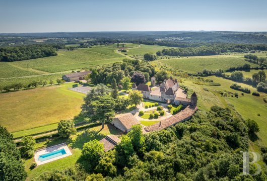 aquitaine - Proche de St-Émilion, un logis médiéval inscrit MH avec piscine et tennis,   proche d'un golf 18 trous et entouré de 112 ha dont 7 ha de vignes AOC