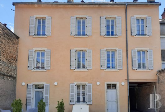 burgundy - A 4-storey building, recently reorganised into 11 flats that range from 18 to 43 m²,  for a total floor area of 360 m², in the medieval centre of Dijon