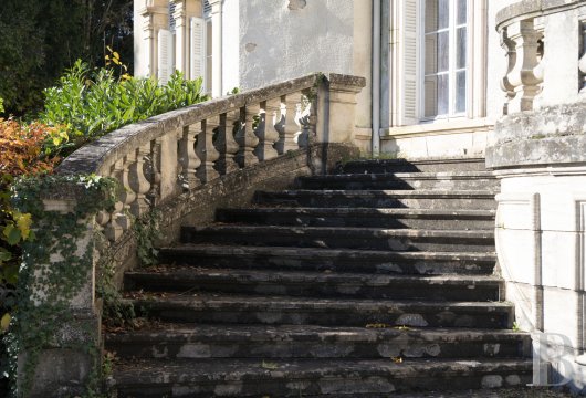An 1850s mansion, with a wine store and estate keeper’s house, in 2 hectares of landscaped grounds, 45 minutes from Lyon, on top of a hill in the Beaujolais vineyards