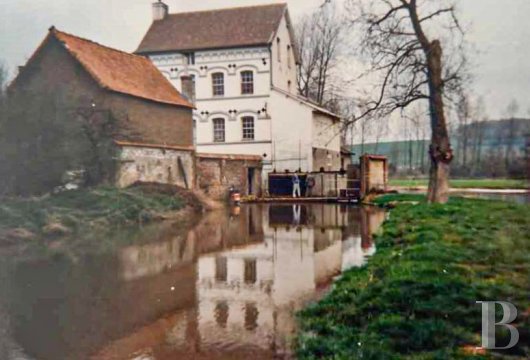 north - Only 10 minutes from Montreuil-sur-Mer, an authentic, 19th-century flour mill, with a manor house and many outbuildings.