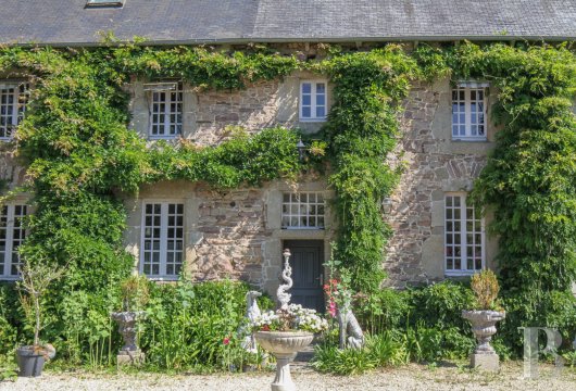 brittany - A 15th-century manor with reception rooms, 10 minutes from beaches on the Côte de Goëlo coast in northern Brittany