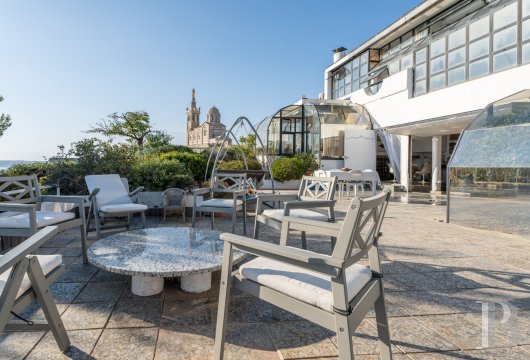 provence-cote-dazur - A villa designed by André Stern in the 6th arrondissement of Marseille,  opposite Notre-Dame-de-la-Garde, with a panoramic view of the city and its bay 