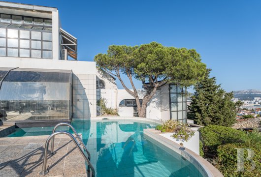 provence-cote-dazur - A villa designed by André Stern in the 6th arrondissement of Marseille,  opposite Notre-Dame-de-la-Garde, with a panoramic view of the city and its bay 