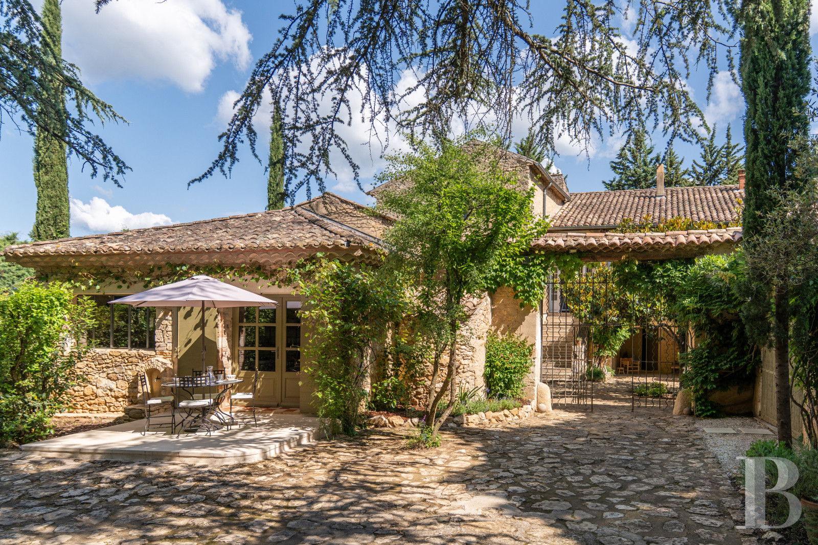 À Sabran, dans le Gard, un mas de la fin du 18e siècle entre vignes et sous-bois - photo  n°1