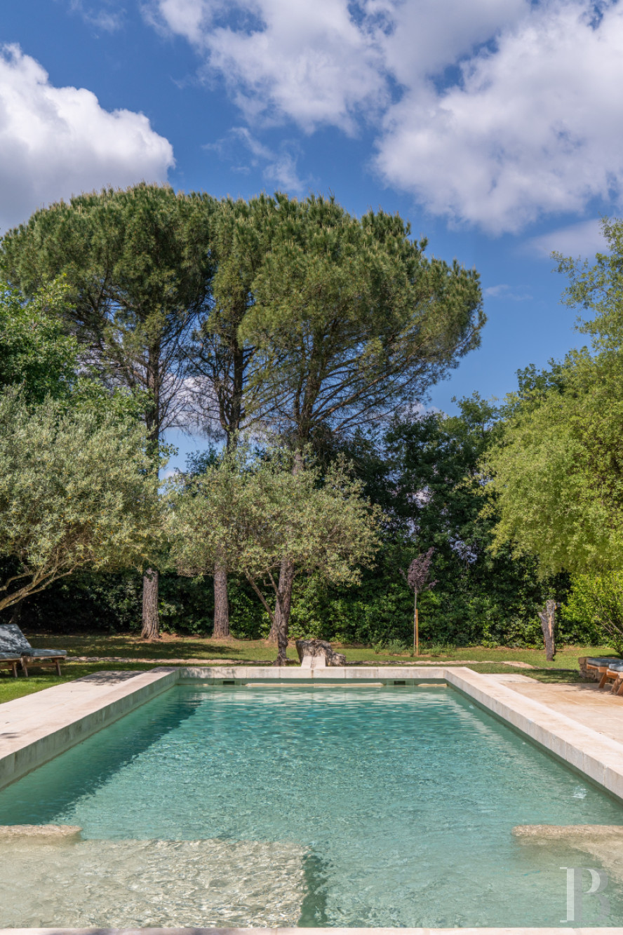 À Sabran, dans le Gard, un mas de la fin du 18e siècle entre vignes et sous-bois - photo  n°2