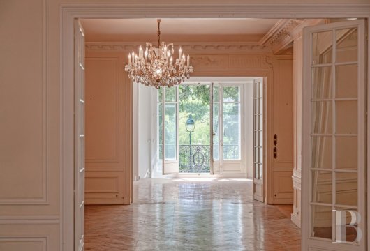 paris - Au pied de la Tour Eiffel, un appartement de grande allure donnant directement sur le Champ-de-Mars