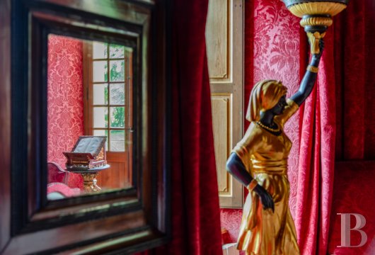 À 1 h de Paris, un château féodal du 13e s., classé MH, protégé par des douves en eau,  ses vastes dépendances et son parc de près de 222 ha