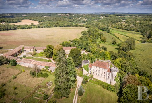 poitou-charentes - En Charente, à deux pas d'Angoulême, un château du 19e s., ses tours des 13e et 15e s. et ses dépendances entourés de 8 ha de prés et de bois classés