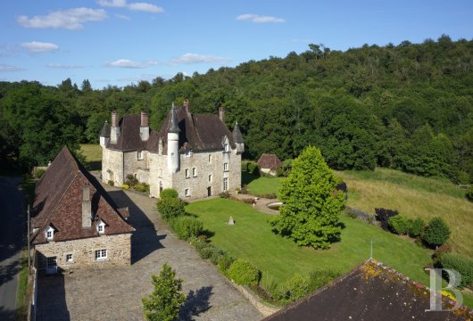 aquitaine - Entre Périgueux et Limoges, au cœur de 28 ha de pleine nature traversés par une rivière,  un château entièrement rénové en 1960 et ses vastes dépendances
