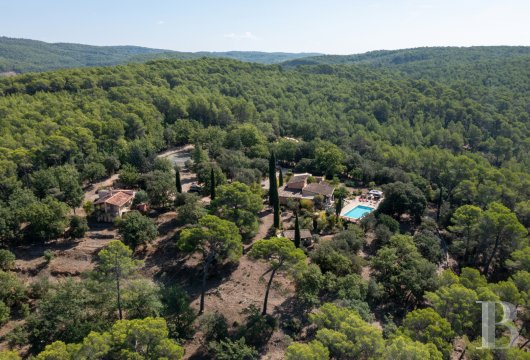 paca - Près d'Entrecasteaux, en pleine nature et au calme absolu, une villa provençale avec ses deux gîtes, sa piscine et son court de tennis sur un terrain de 2,7 ha