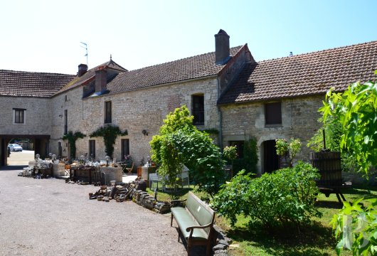 bourgogne - En Bourgogne, près de Beaune, un ensemble immobilier du 17e s. avec potentiel  commercial et artisanal, sa piscine et ses jardins en bordure de rivière