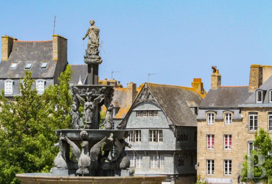bretagne - En Bretagne, dans une ville labellisée parmi les « Petites Cités de Caractère », deux appartements dans une maison du 15e s. classée MH