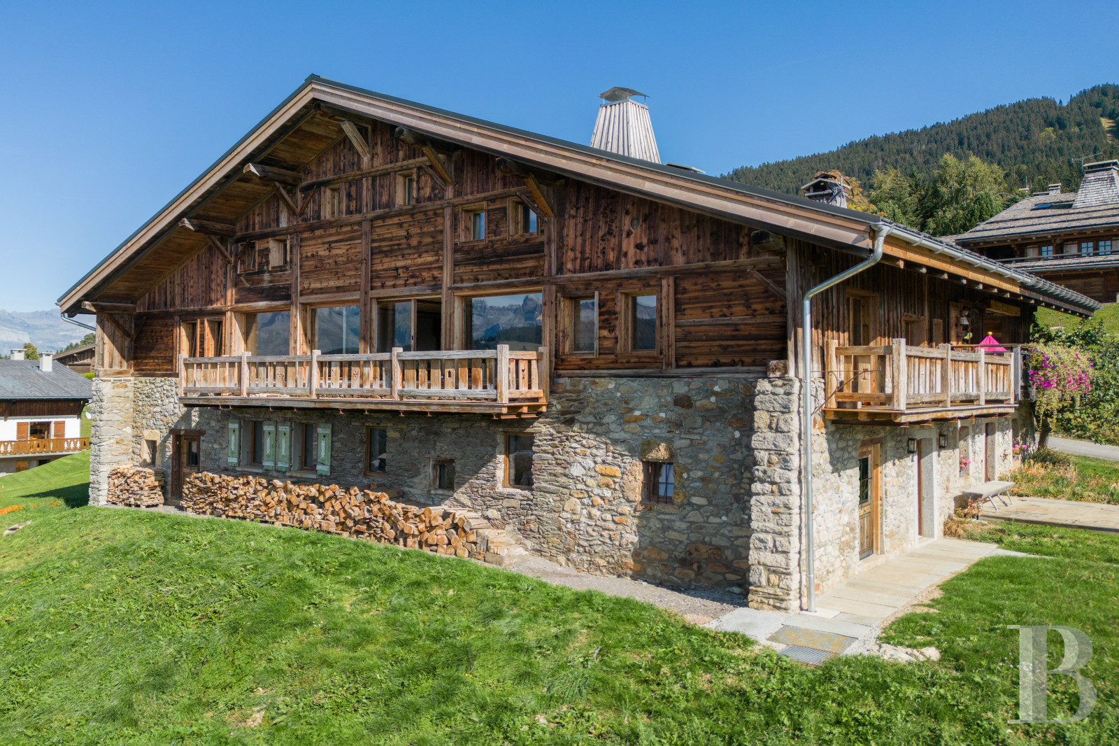 A 19th-century farmhouse preserved in its original state and completely renovated at the foot of Mont d'Arbois, in Megève - photo  n°1
