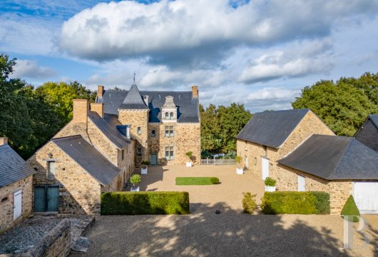 pays-de-loire - Dans le Haut-Anjou, entre Château-Gontier et Pouancé,  un manoir Renaissance avec douve et dépendances classés MH sur 20 ha
