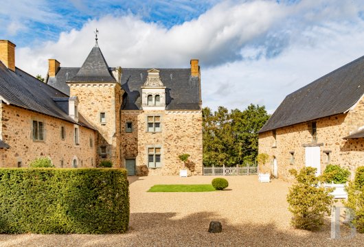 pays-de-loire - A Renaissance manor listed as a historical monument with a moat, outhouses and 20 hectares of grounds, in France’s Haut-Anjou province, 25 minutes from the town of Château-Gontier