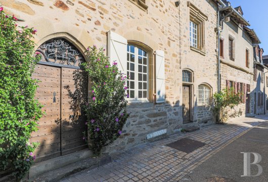 limousin - En Corrèze, dans la cité historique d'Uzerche, une maison de bailli du 15e s., remaniée au 17e s., avec son jardin clos