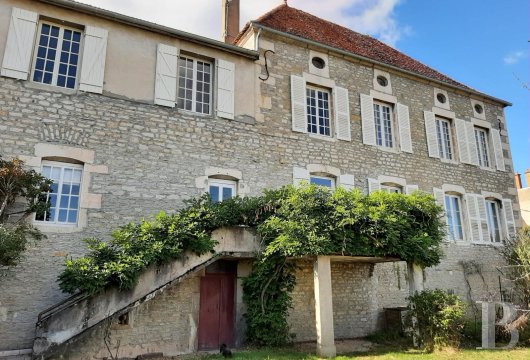 burgundy - In the centre of Montbard, an 18th-century townhouse, with outbuildings, a courtyard and a garden