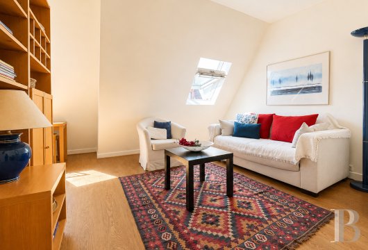 paris - Paris 8e, avenue Marceau, au dernier étage et au calme,  un appartement de 36 m² à rafraîchir, dans une élégante copropriété 