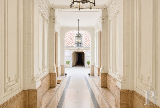paris - A 36-m² apartment to be refurbished, in an elegant building, in the 8th arrondissement of Paris, on the top floor, in peace and quiet