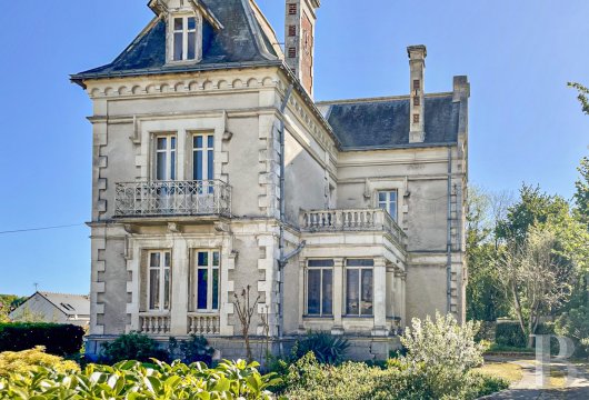 pays-de-loire - À 35 min au nord-ouest d'Angers,  une maison de maître 1900 avec dépendance et jardin