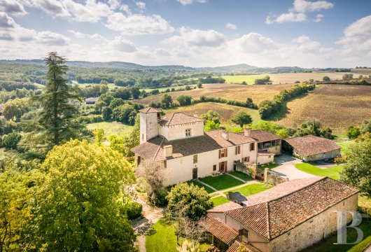 midi-pyrenees - A chateau, registered as a Historical Monument, and its outbuildings  over 7 hectares of grounds on a hilltop in the Comminges region
