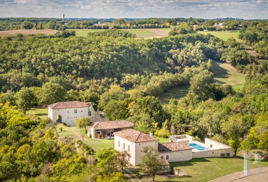 midi-pyrenees - A former chateau complex with its fortified chateau and storied past, a house, barn  and ruins, the renovations of which all need to be completed, as well as a swimming pool in the Quercy Blanc region