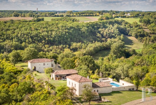midi-pyrenees - En Quercy Blanc, un ensemble castral comprenant un château fort à l’histoire documentée,  une maison, une grange, des ruines, toutes à finir de réhabiliter, et une piscine