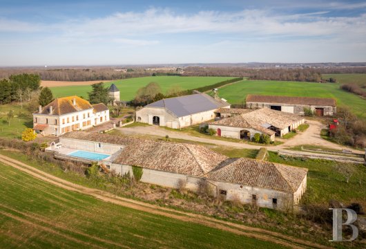 poitou-charentes - A manor house, with its holiday cottages and outbuildings, farmland and wild boar  farm, on entirely enclosed grounds of 107 hectares, between Bordeaux and La Rochelle, in the region of Charentes