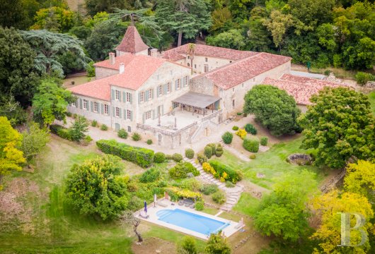 midi-pyrenees - Dans le Gers, entre Bordeaux et Toulouse, à proximité d’une ancienne cité épiscopale, un château du 15e s. remarquablement restauré et ses dépendances, dans un parc de 5 ha