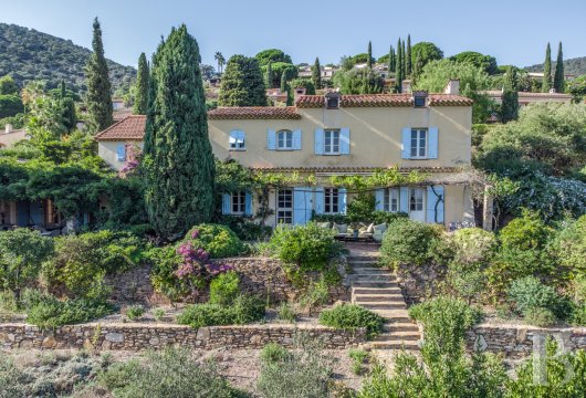 paca - À 900 m des plages de Cavalière/Le Lavandou, au grand calme, une vaste bastide du 20e s. avec sa vue mer, sa maison d'amis et son parc de plus de 3500 m²