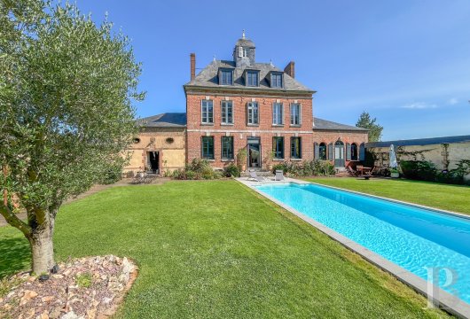 haute-normandie - A 1h30 de Paris, à l'orée d'une forêt, sur près de 1 ha, une élégante maison de maître du 19e s. et son clos avec piscine