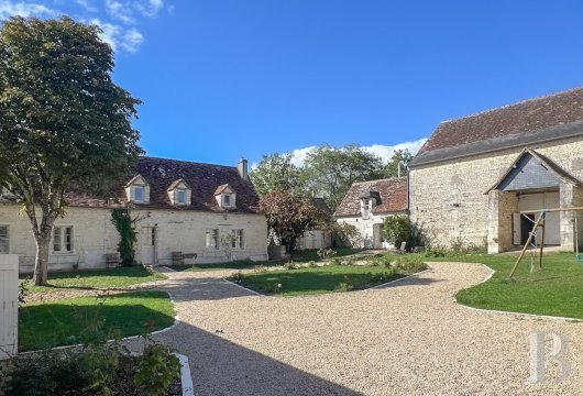 center-val-de-loire - A renovated farmyard and its outbuildings, with 9 hectares of  pastures and woods in the Touraine region