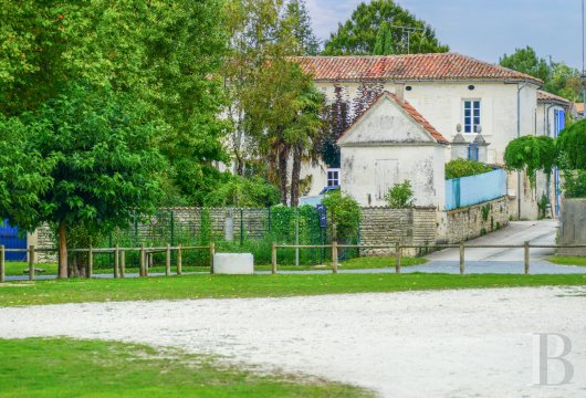poitou-charentes - A 240-m² village house with a swimming pool and dovecote on 1,200-m² grounds,  along the banks of the Charente River near Saintes in the Charente-Maritime department