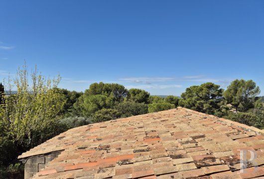 provence-cote-dazur - A house of approximately 200 m², in need of a complete renovation,  on tree-filled grounds of 7,500 m² in a residential neighbourhood near the centre of Aix-en-Provence