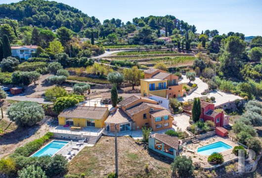 paca - Sur une colline près de Bandol, avec vue panoramique sur la campagne, une ancienne ferme transformée en hameau de quatre maisons exploitées en gîtes