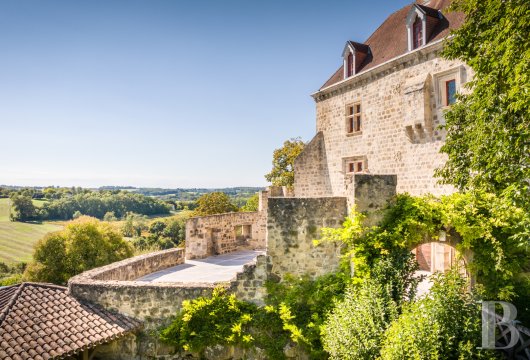 aquitaine -  À 1 h 30 de Bordeaux, à 10 min d'une cité royale, un château médiéval restauré, avec trois logements indépendants, dans un parc de 30 ha avec écuries, piscine et tennis