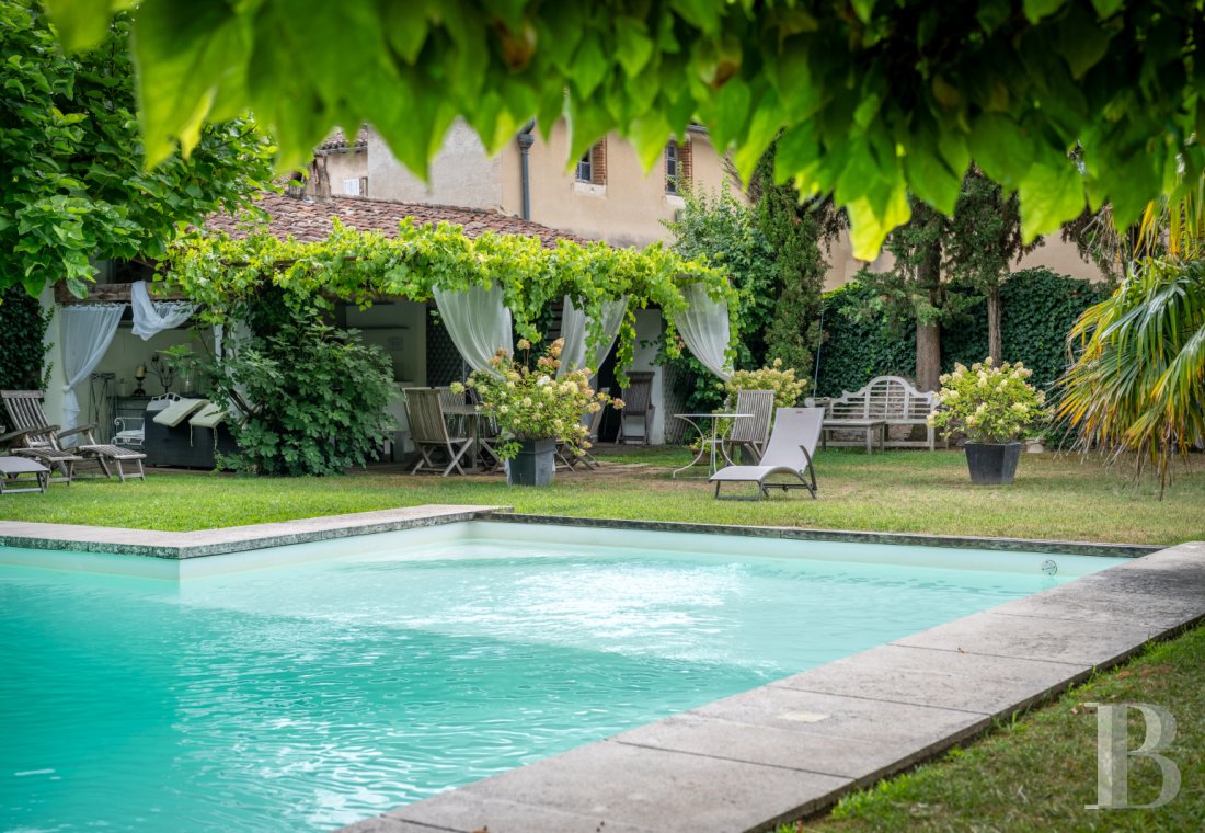 character properties France midi pyrenees   - 10