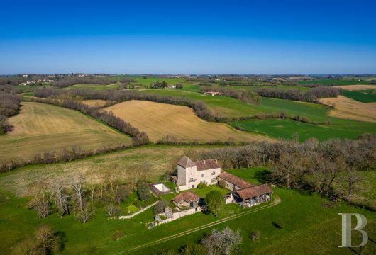 midi-pyrenees - Dans le nord du Gers, à 5 min d'une ville thermale historique et touristique, un ancien hospice du 13e s. et ses dépendances, sur 5 ha de terres