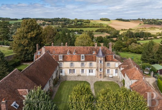 ile-de-france - An 18th-century countryseat, flanked by two lateral wings from  the early 20th century, with a courtyard and garden, nestled within a village in the Seine-et-Marne department