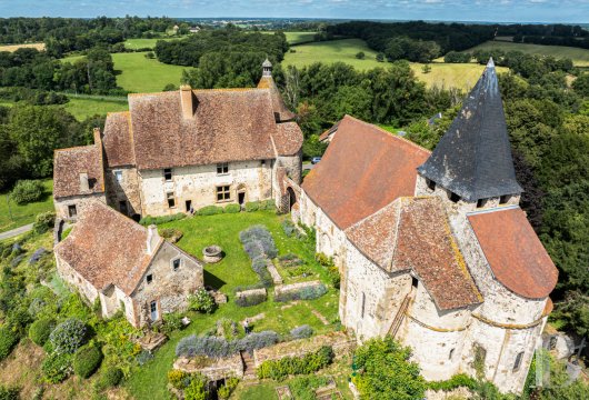 auvergne - A 15th-century chateau, listed as a regional historical monument, its dwellings, pond and  pastureland, the whole resembling a peaceful hamlet on 21 hectares in the historic Bourbonnais province