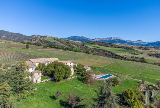 provence-cote-dazur - An 18th-century estate with a chapel, outbuildings and 15 hectares  of meadows and fruit trees, nestled in the middle of countryside at the foot of the Alps